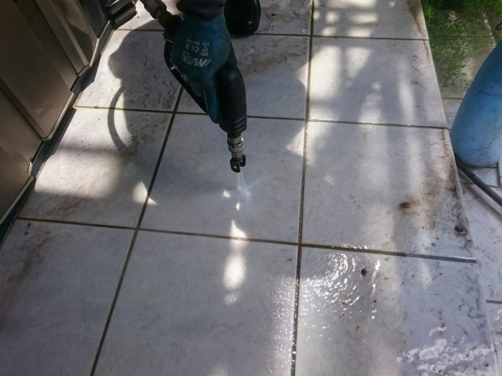 玄関床高圧洗浄