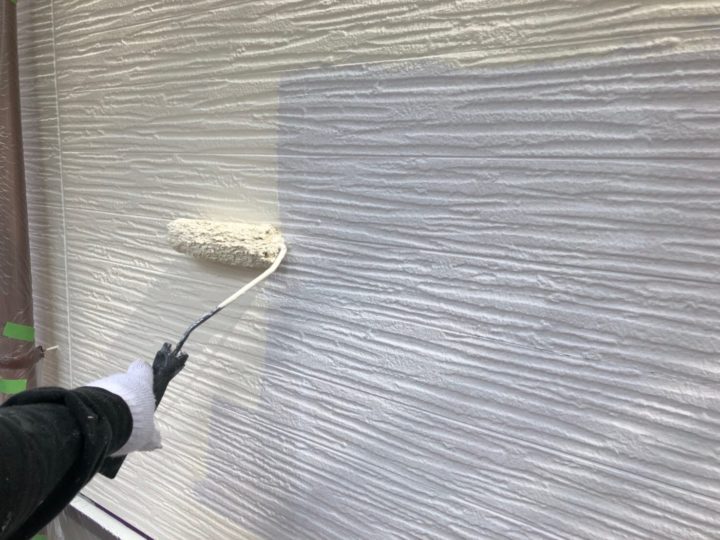 外壁に中塗り