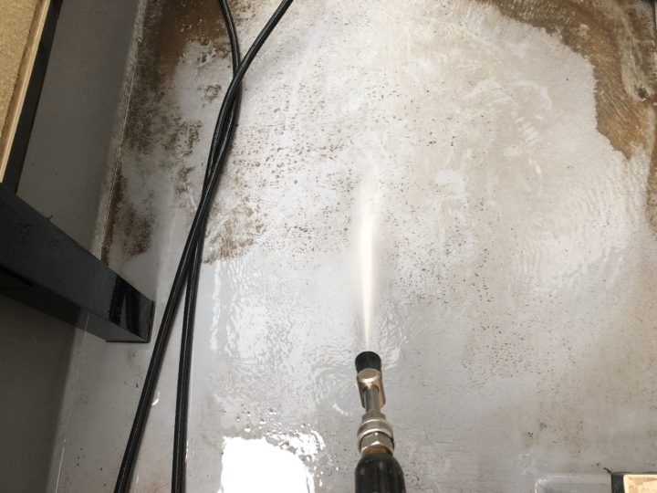 ベランダ床高圧洗浄