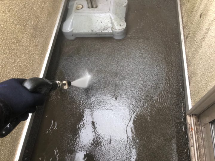 ベランダ床高圧洗浄