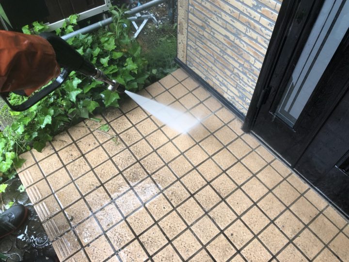 玄関床高圧洗浄