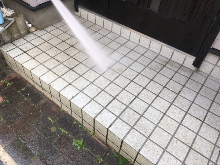 玄関床高圧洗浄