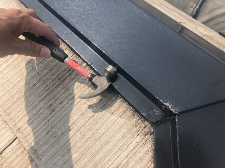 屋根板金釘の打ち直し作業