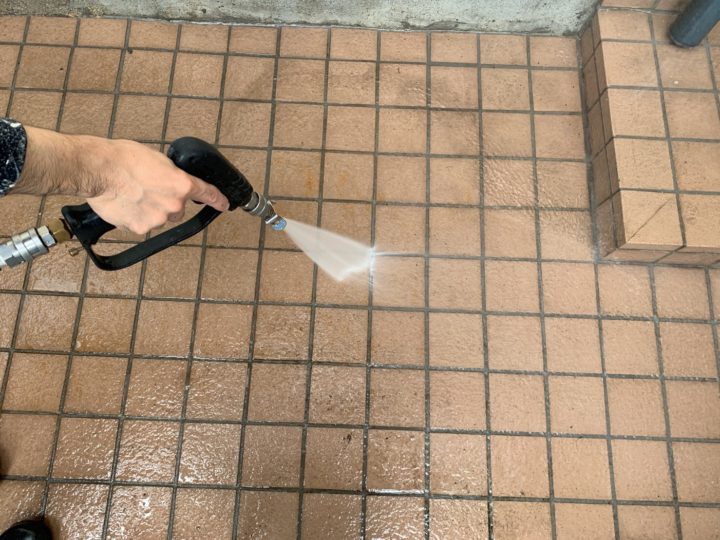 玄関タイル高圧洗浄