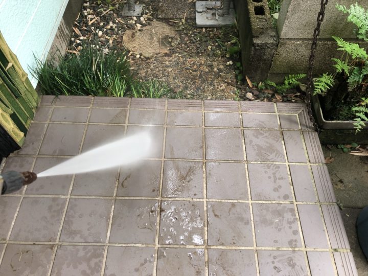 玄関タイル高圧洗浄