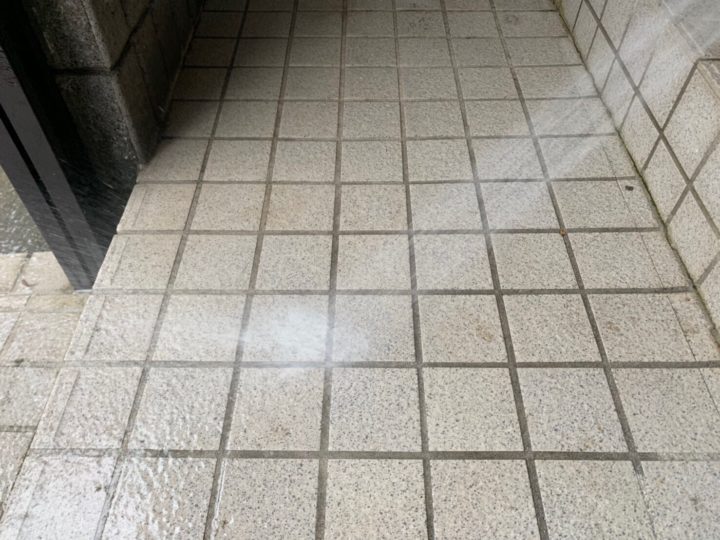 玄関タイル高圧洗浄