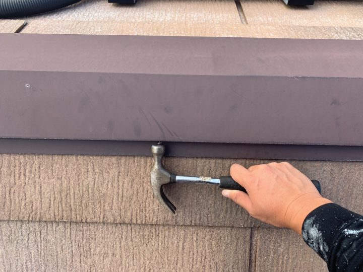 屋根棟板金釘打ち施工中