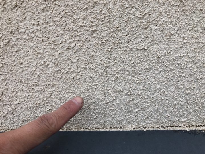 外壁ひび割れ補修施工前