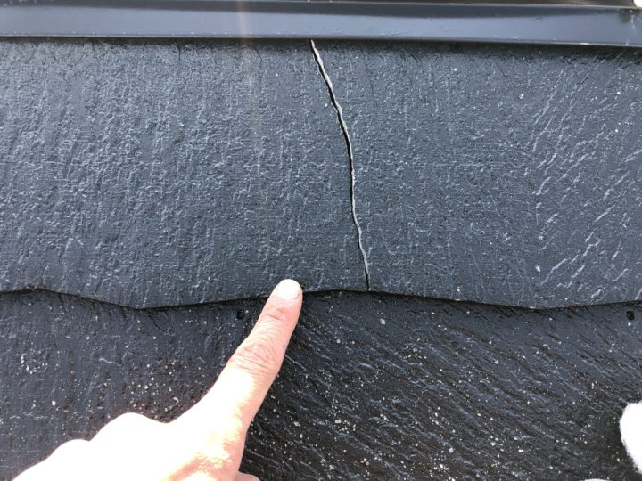屋根材ひび割れ補修施工前