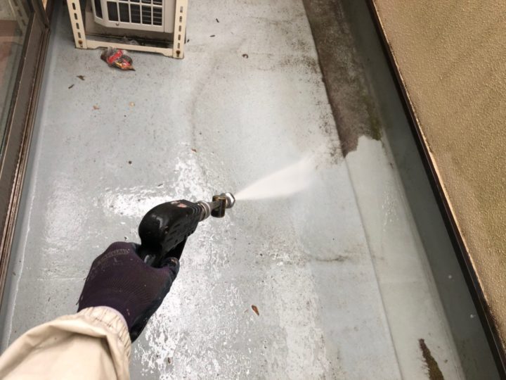 ベランダ床高圧洗浄