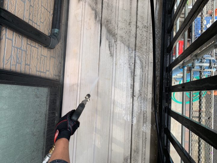 ベランダ床高圧洗浄