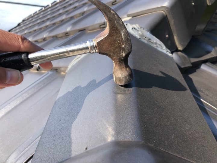 瓦屋根釘打ち施工中