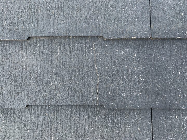 屋根材ひび割れ補修施工前