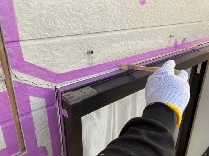 開口部回りシ－リング専用プライマーの塗布