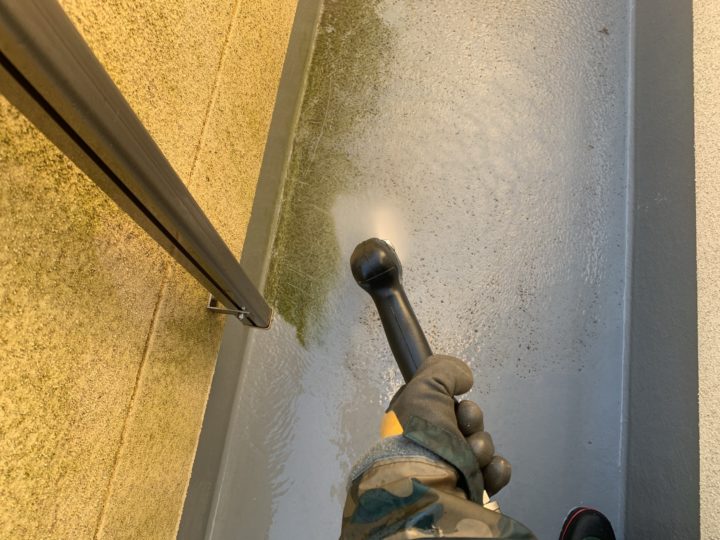 ベランダ床高圧洗浄