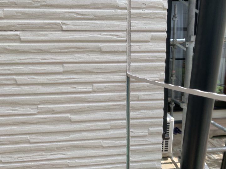 外壁板間シーリング撤去中