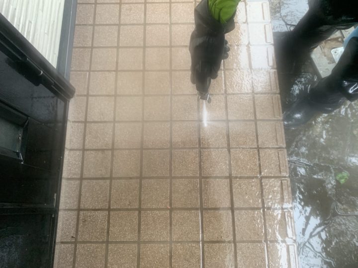 玄関タイル高圧洗浄