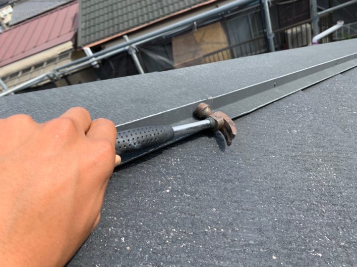 屋根板金の釘打ち施工中