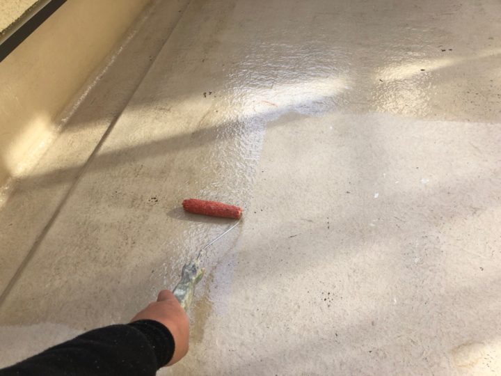 ベランダ床下塗り
