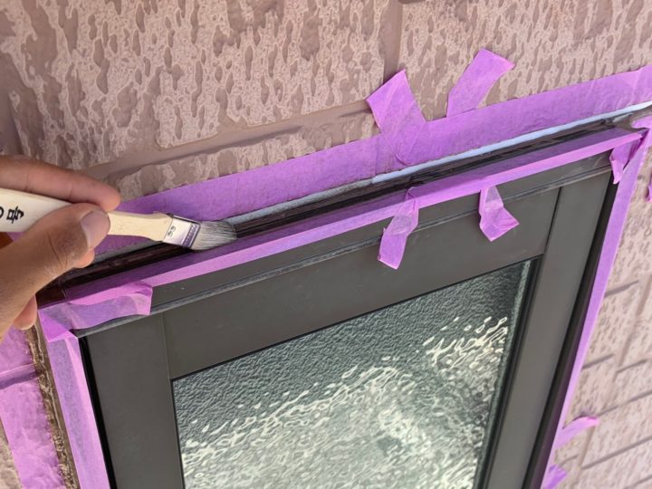 開口部回りシ－リング専用プライマ－の塗布