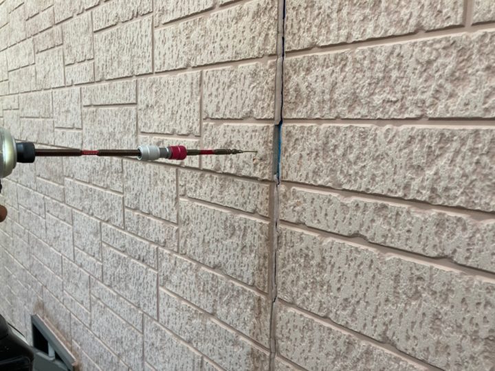 外壁ビス打ち施工中
