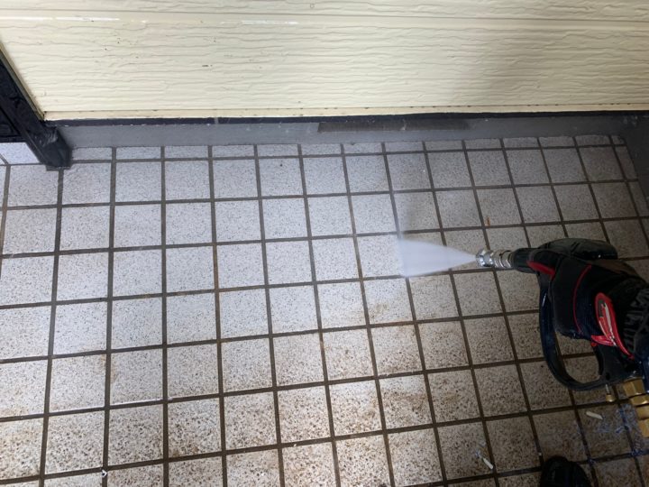 玄関タイル高圧洗浄