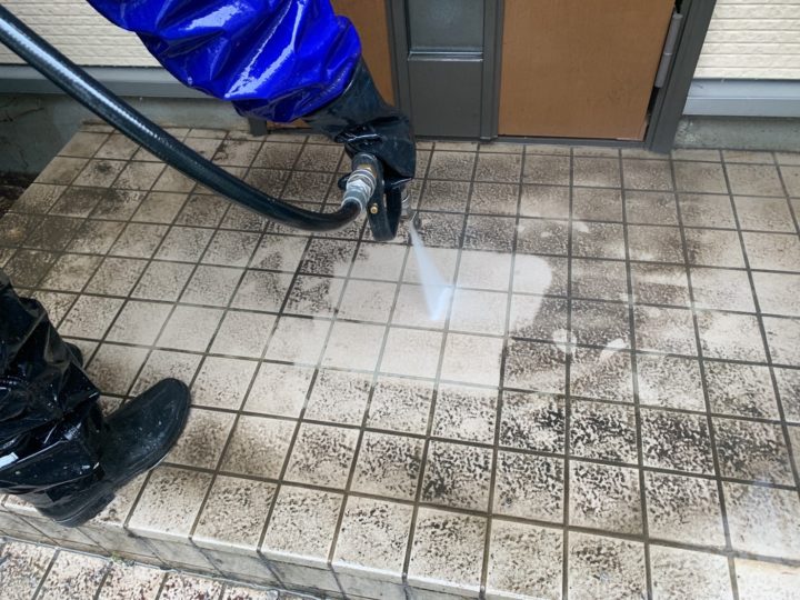玄関タイル高圧洗浄
