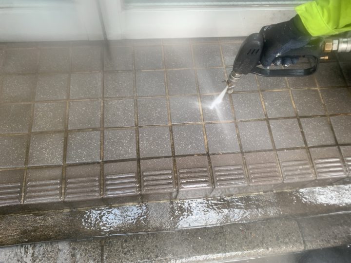 玄関タイル高圧洗浄