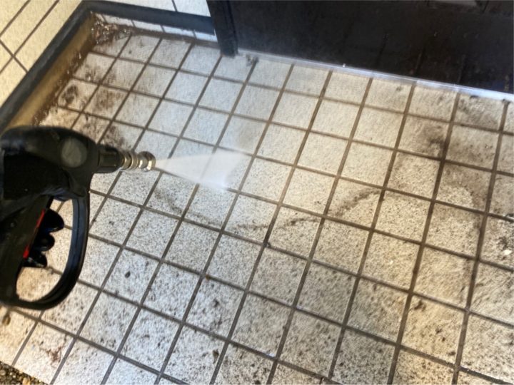 玄関タイル高圧洗浄