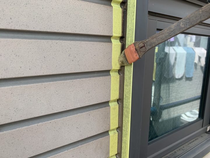 開口部廻りシ－リング専用プライマ－の塗布