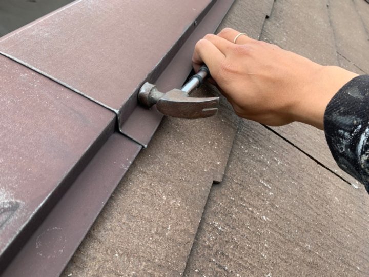 棟板金の釘打ち作業