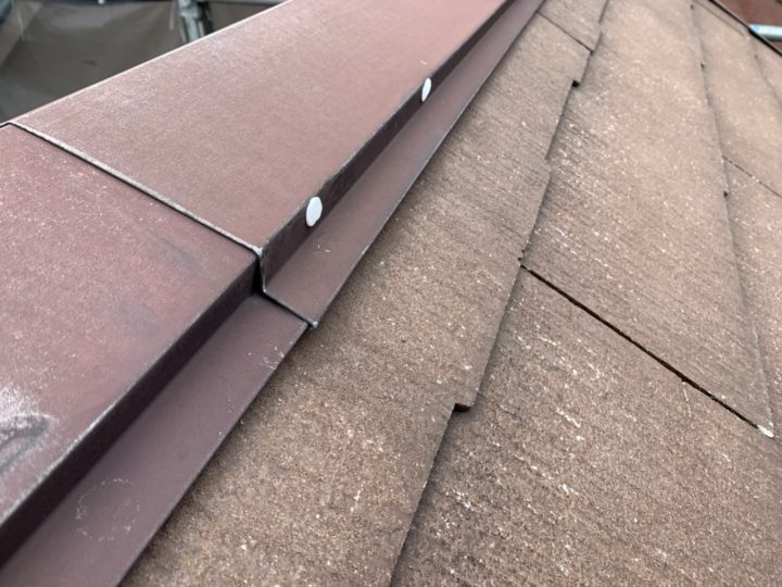 釘が抜けないようにシーリング補修を行います