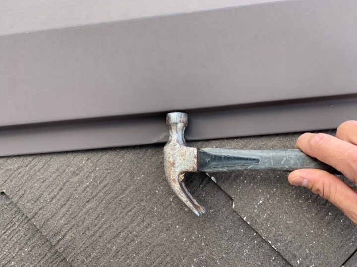 板金釘打ち施工中