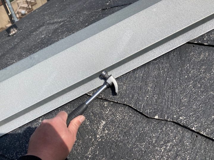 屋根板金釘打ち施工中