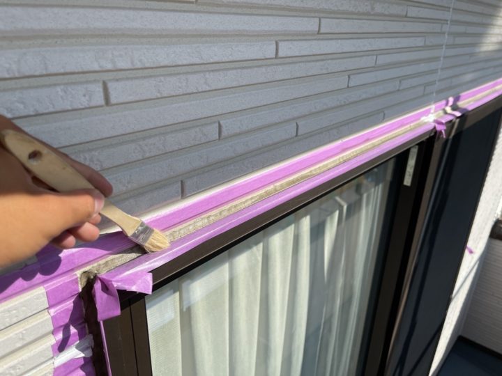 開口部廻りシ－リング専用プライマ－の塗布