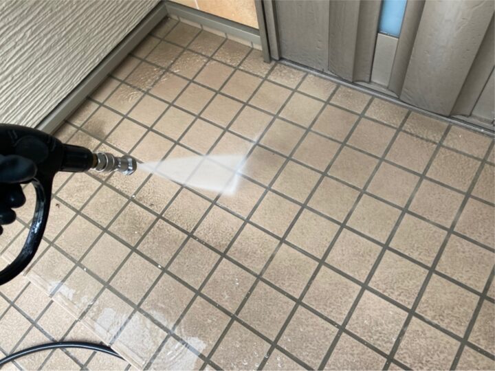 玄関タイル高圧洗浄
