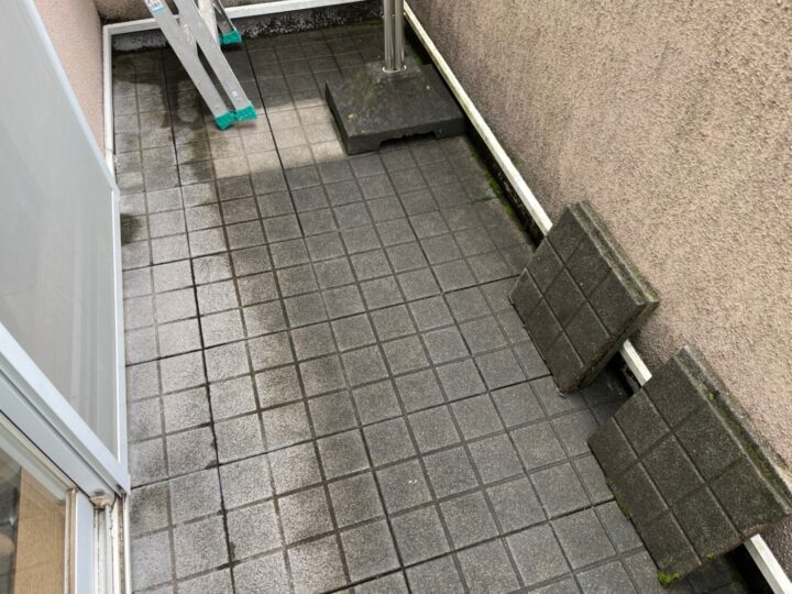 ベランダ床高圧洗浄施工前