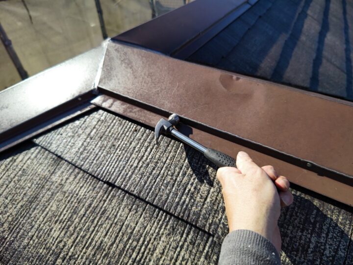 棟板金釘打ち施工中