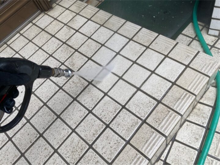 玄関タイル高圧洗浄