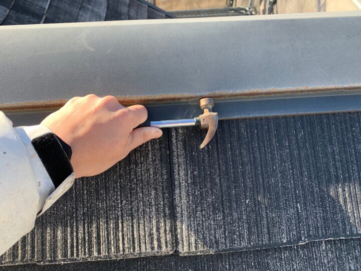 棟板金釘打ち補修施工中