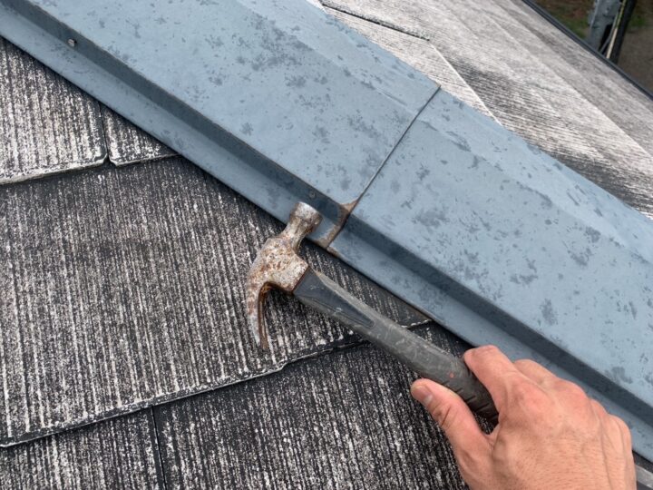 屋根板金釘打ち施工中