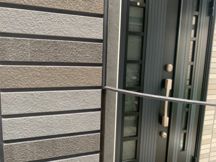 外壁板間シーリング撤去中