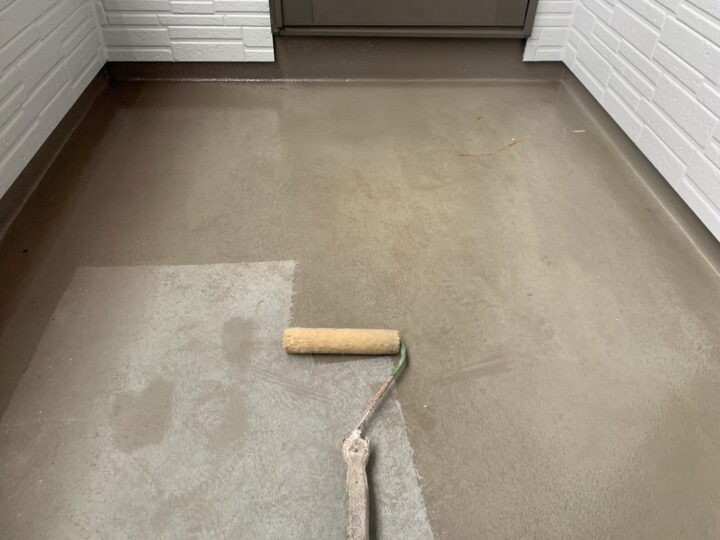 ベランダ床下塗り