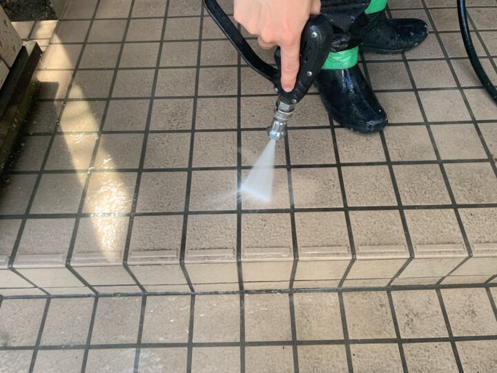 玄関タイル高圧洗浄