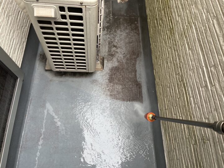 ベランダ床高圧洗浄