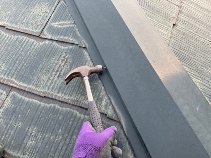 屋根板金釘打ち補修施工中