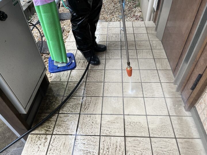 玄関床高圧洗浄