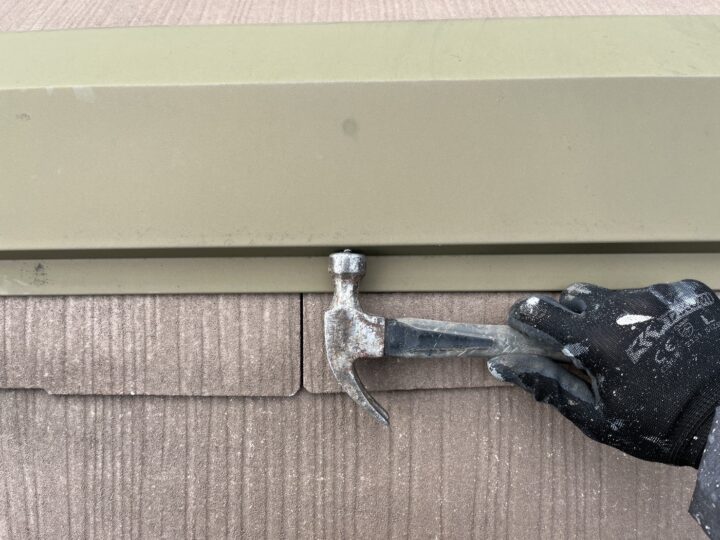 棟板金釘打ち補修施工中