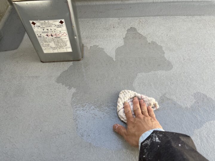 ベランダ床下地調整（アセトン拭き）