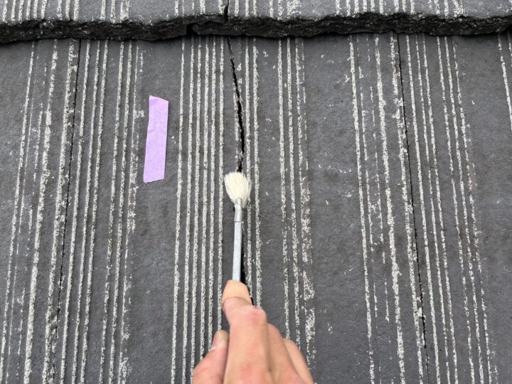 セメント瓦ひび割れ補修施工前